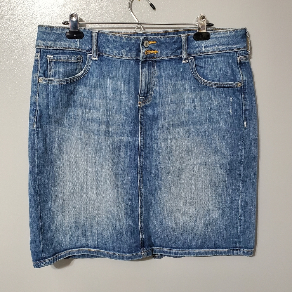 Old Navy Classic Blue Denim Mini Skirt Lightly Distressed Women's Size 14